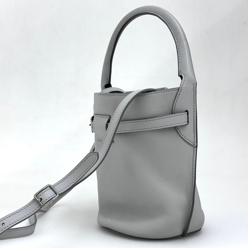 Céline Borsa a spalla Nano Bucket grigia in pelle liscia