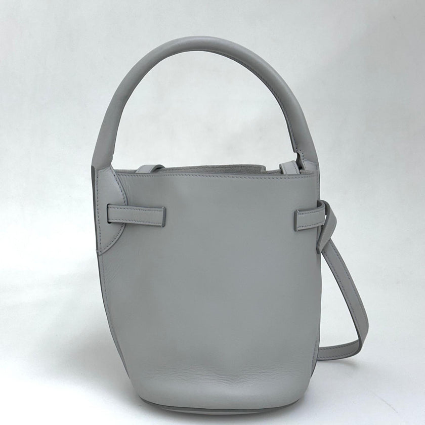 Céline Borsa a spalla Nano Bucket grigia in pelle liscia