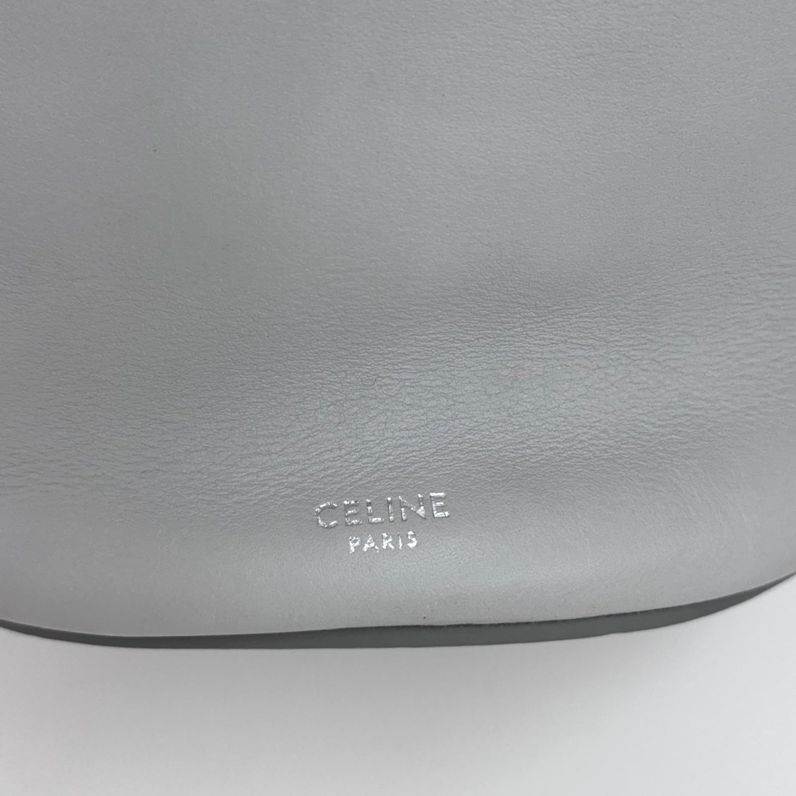 Céline Borsa a spalla Nano Bucket grigia in pelle liscia