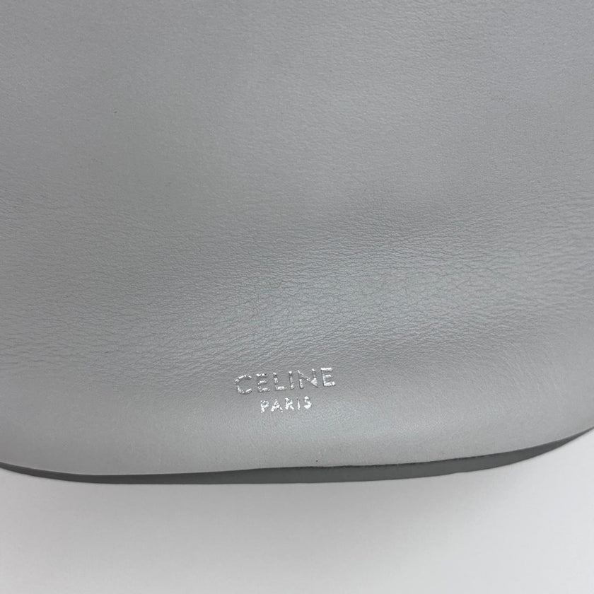 Céline Borsa a spalla Nano Bucket grigia in pelle liscia