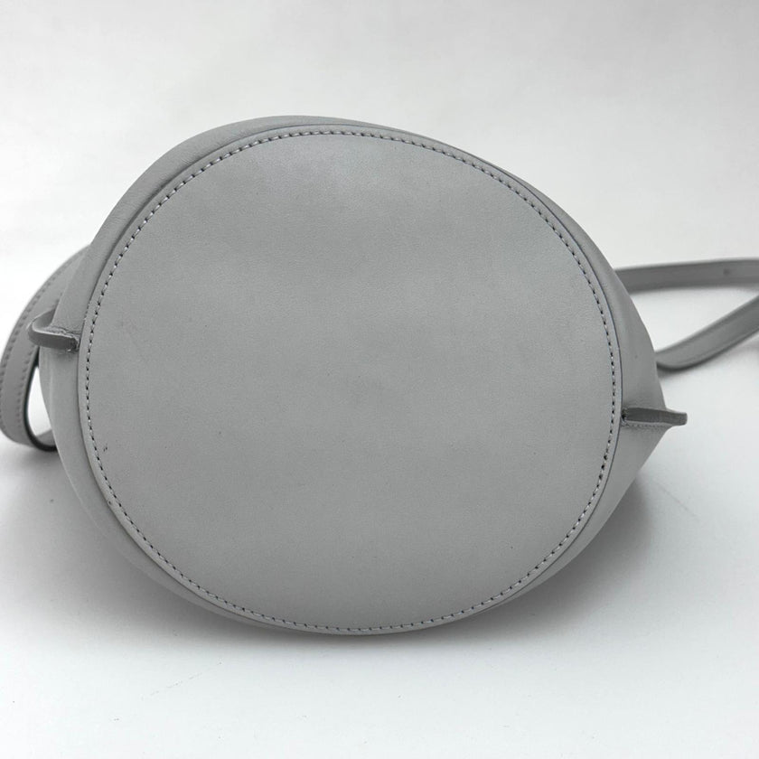 Céline Borsa a spalla Nano Bucket grigia in pelle liscia