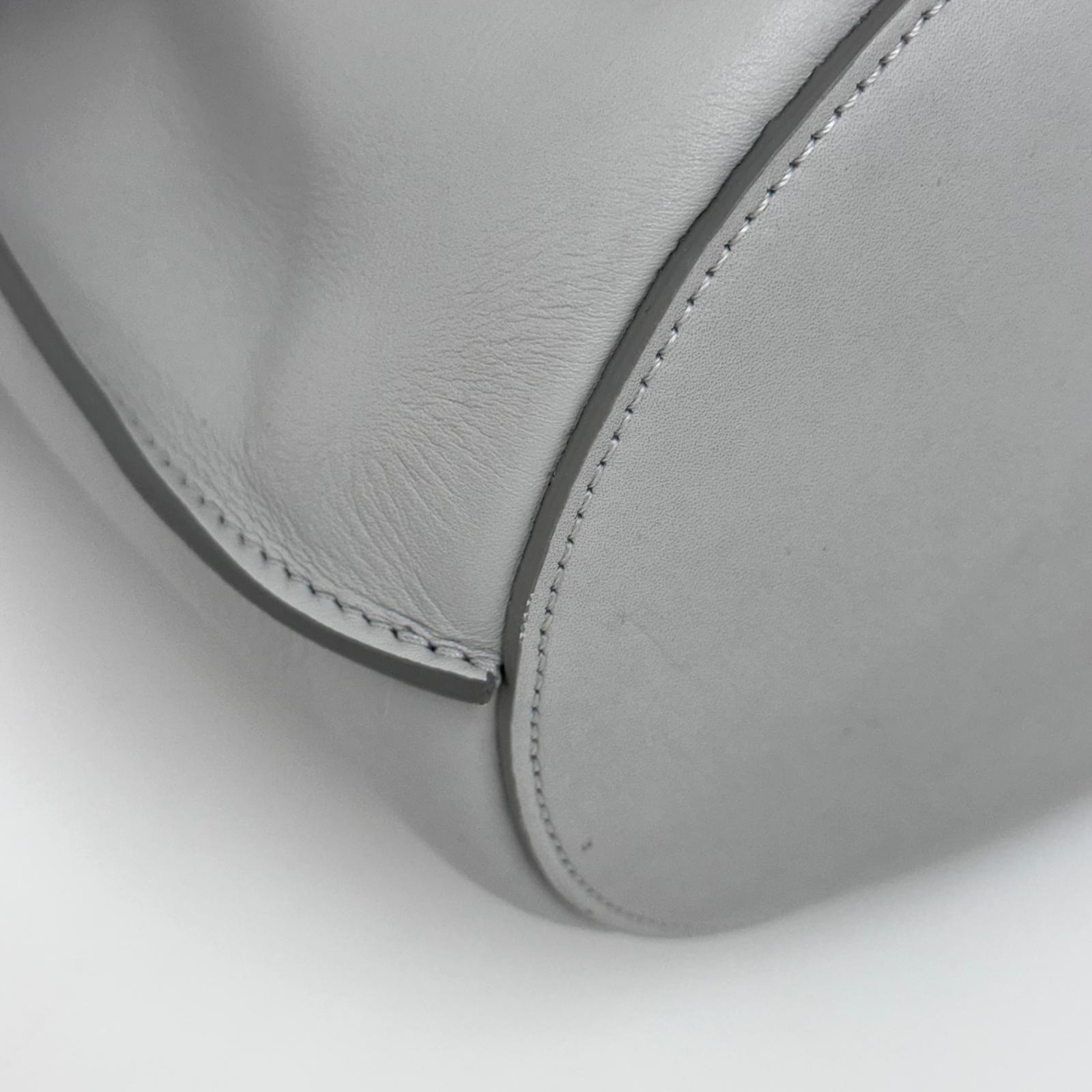Céline Borsa a spalla Nano Bucket grigia in pelle liscia