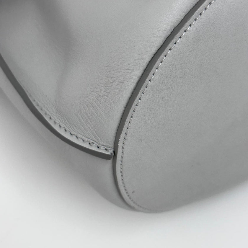Céline Borsa a spalla Nano Bucket grigia in pelle liscia