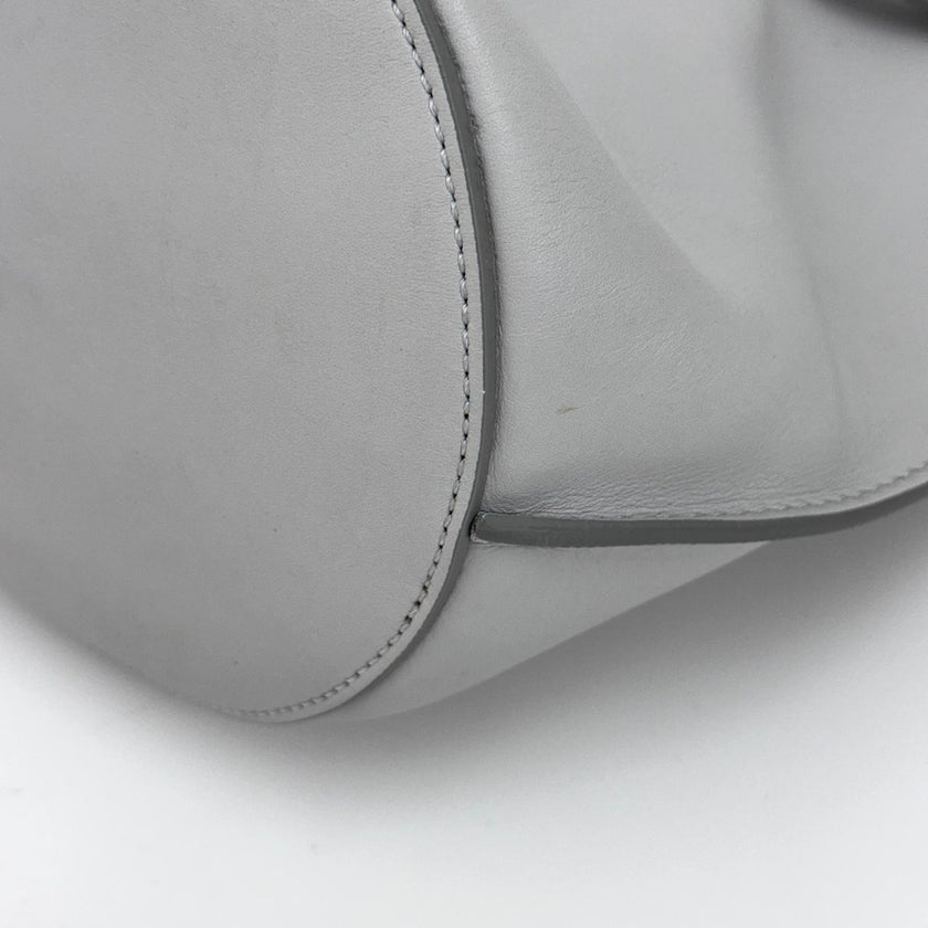 Céline Borsa a spalla Nano Bucket grigia in pelle liscia
