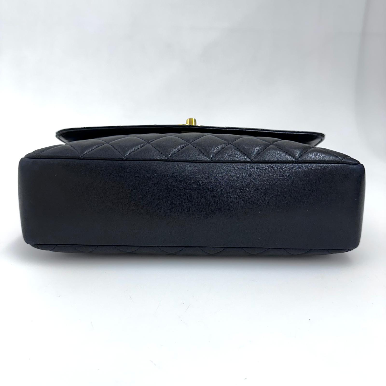 Chanel Borsa Classic Flap 25 in Pelle Nera con Finiture in Oro 24k