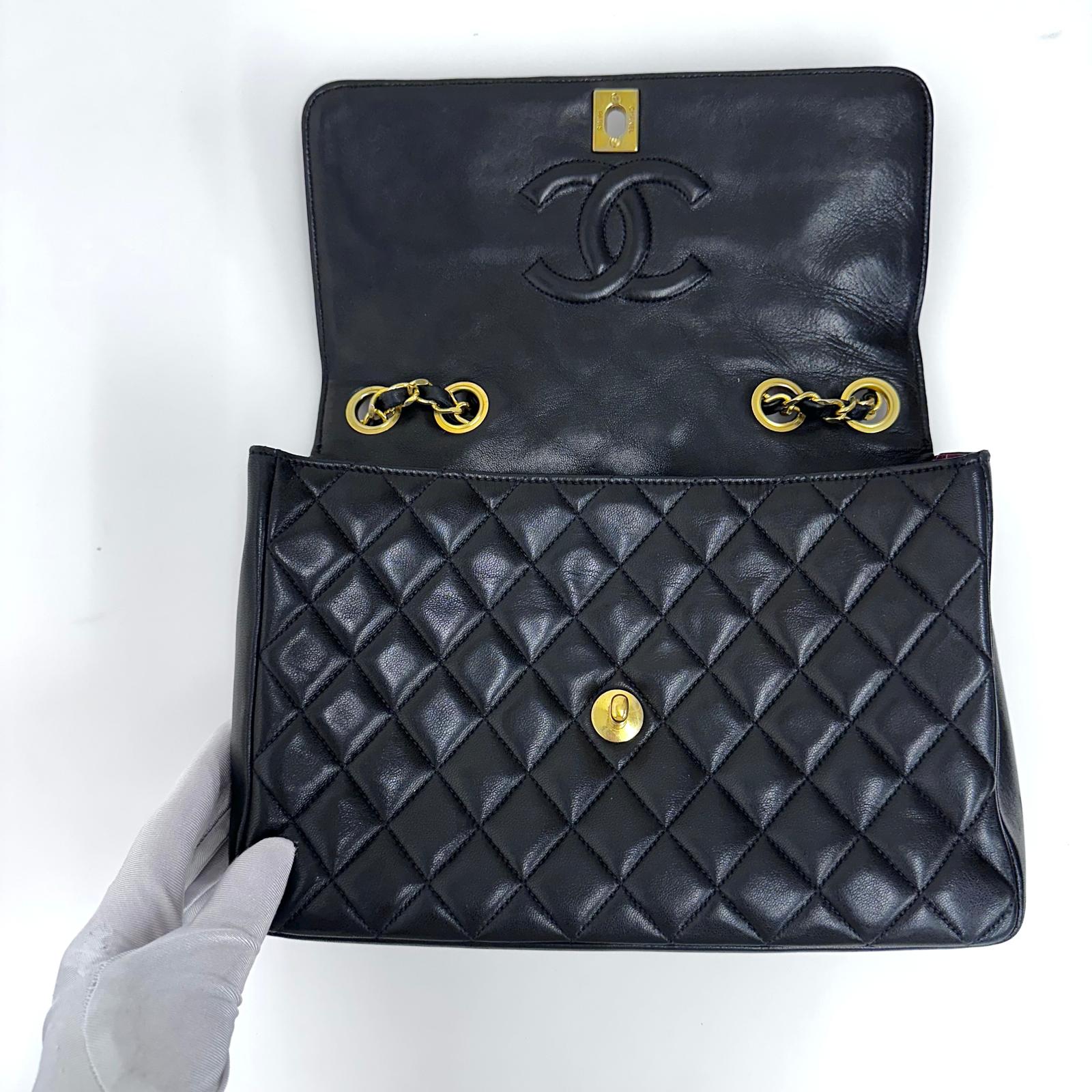 Chanel Borsa Classic Flap 25 in Pelle Nera con Finiture in Oro 24k