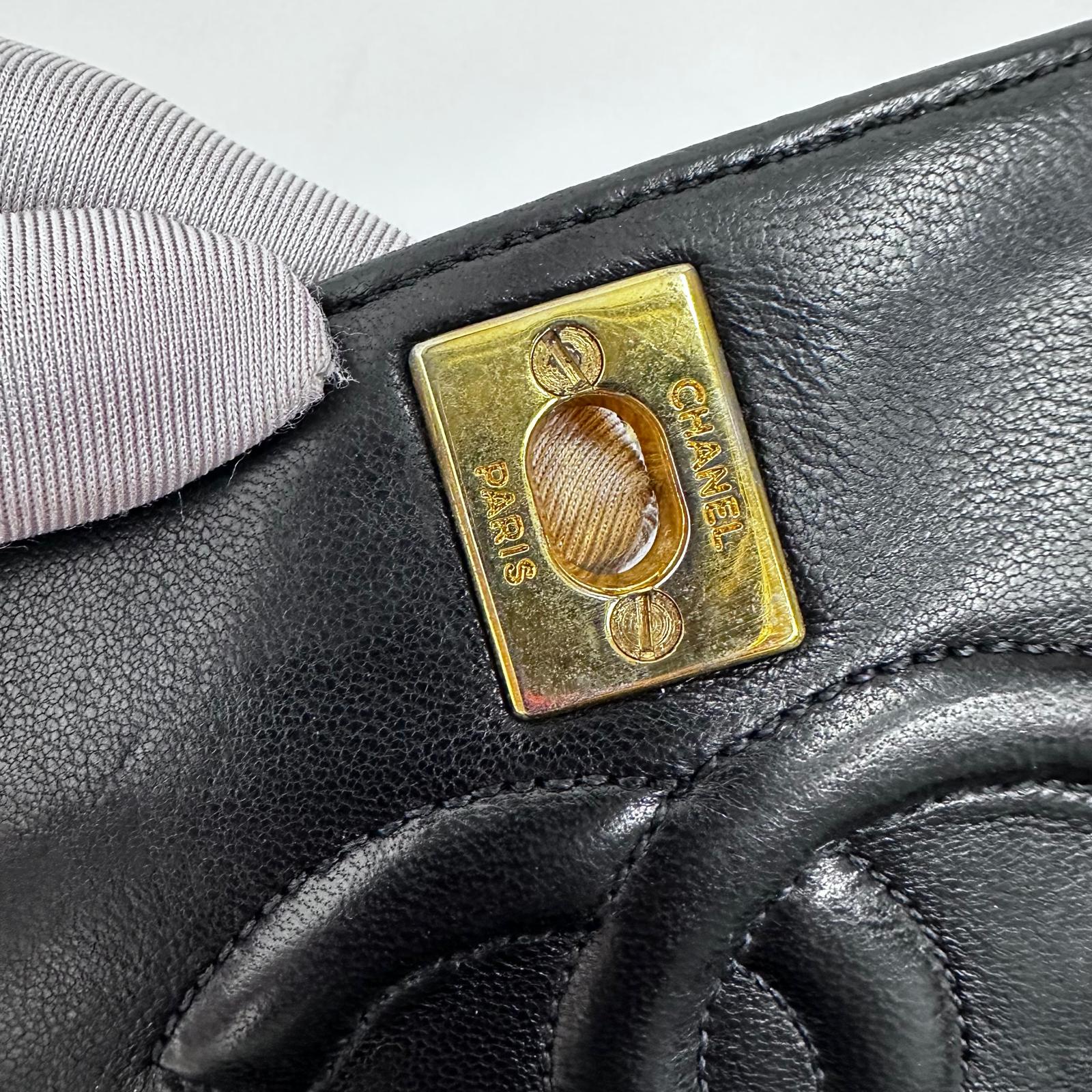 Chanel Borsa Classic Flap 25 in Pelle Nera con Finiture in Oro 24k