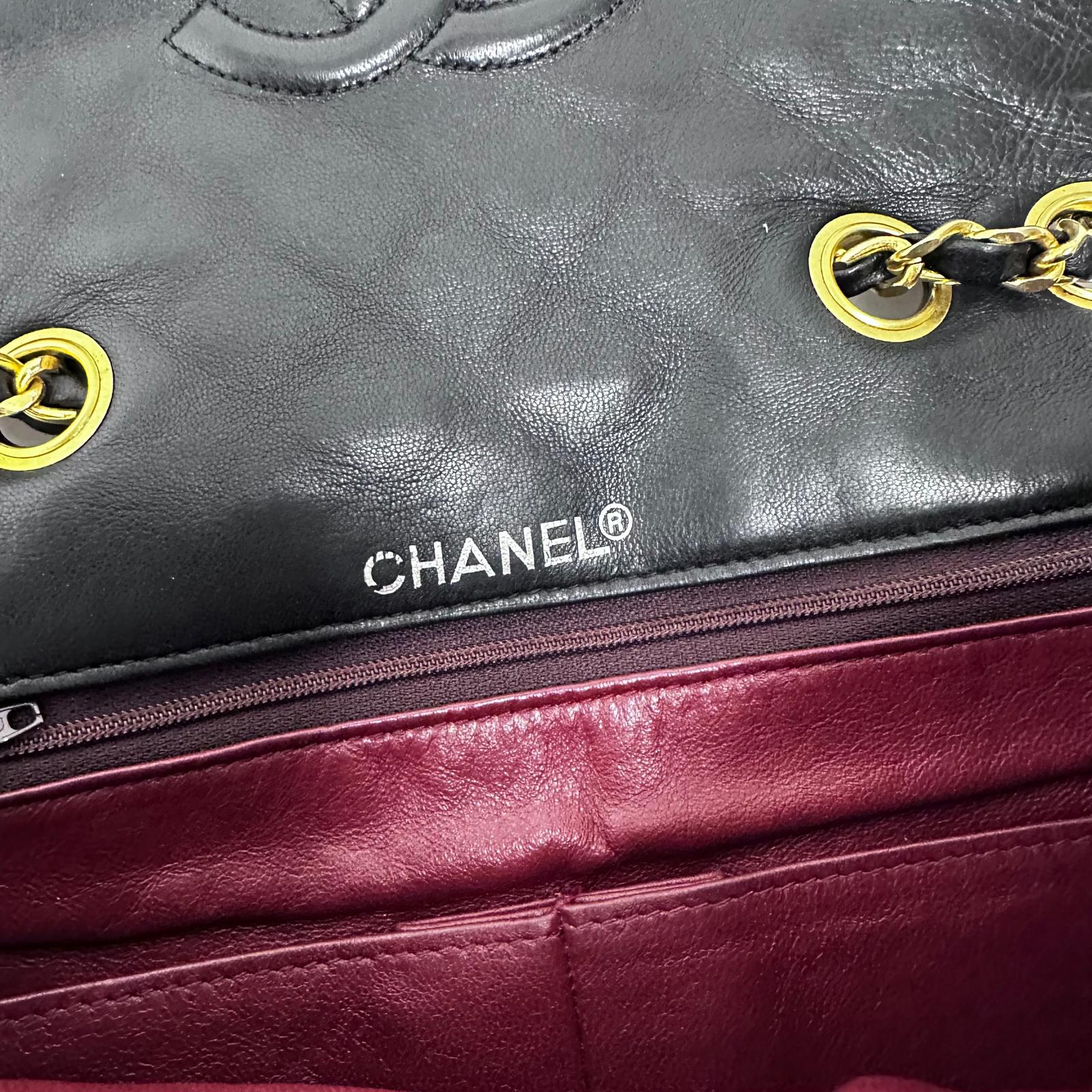 Chanel Borsa Classic Flap 25 in Pelle Nera con Finiture in Oro 24k
