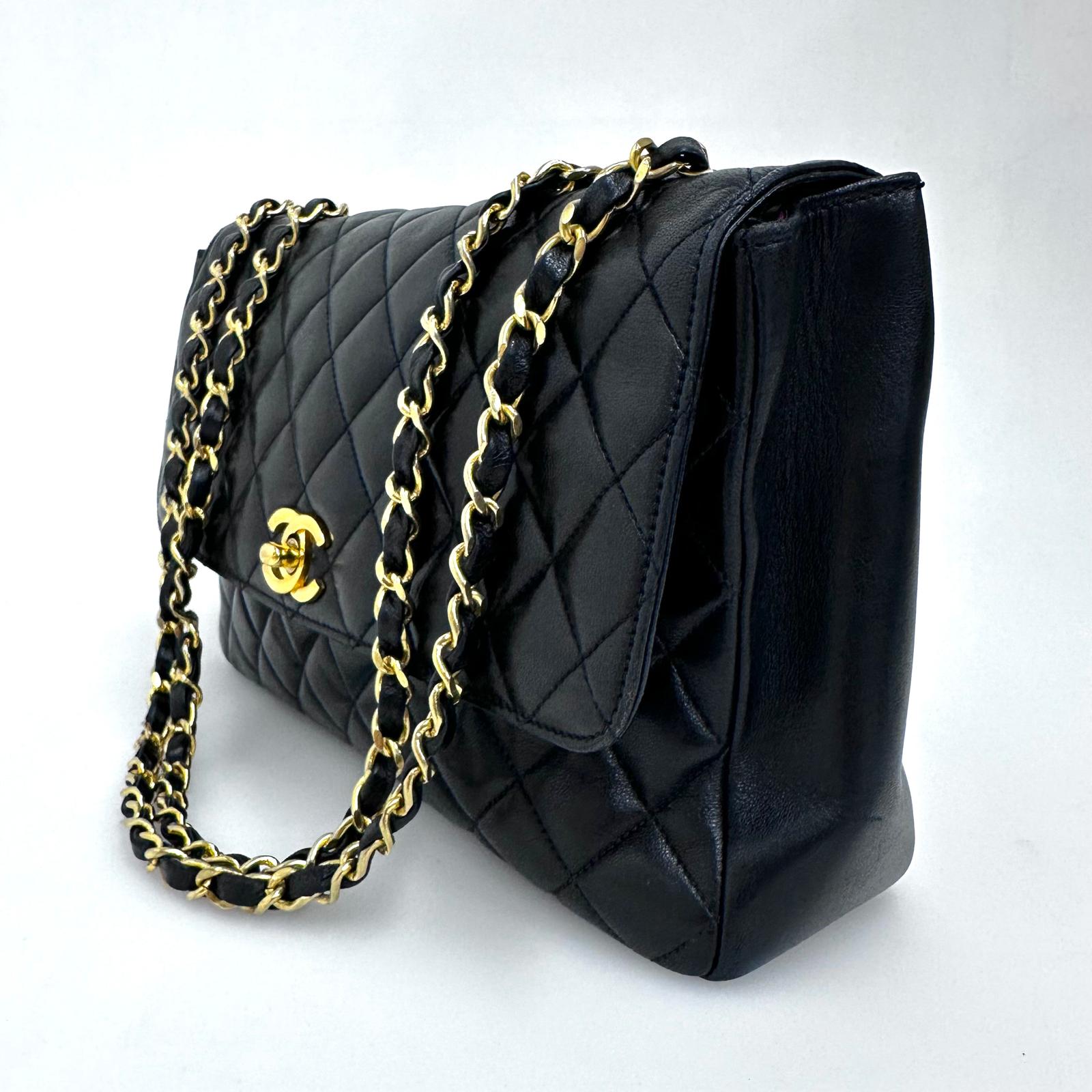 Chanel Borsa Classic Flap 25 in Pelle Nera con Finiture in Oro 24k