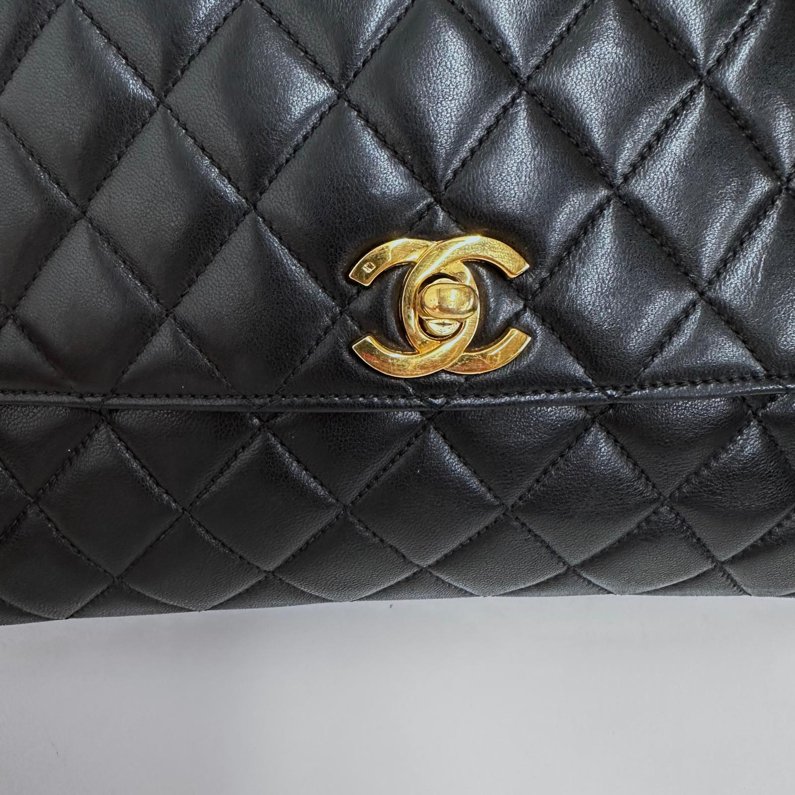 Chanel Borsa Classic Flap 25 in Pelle Nera con Finiture in Oro 24k
