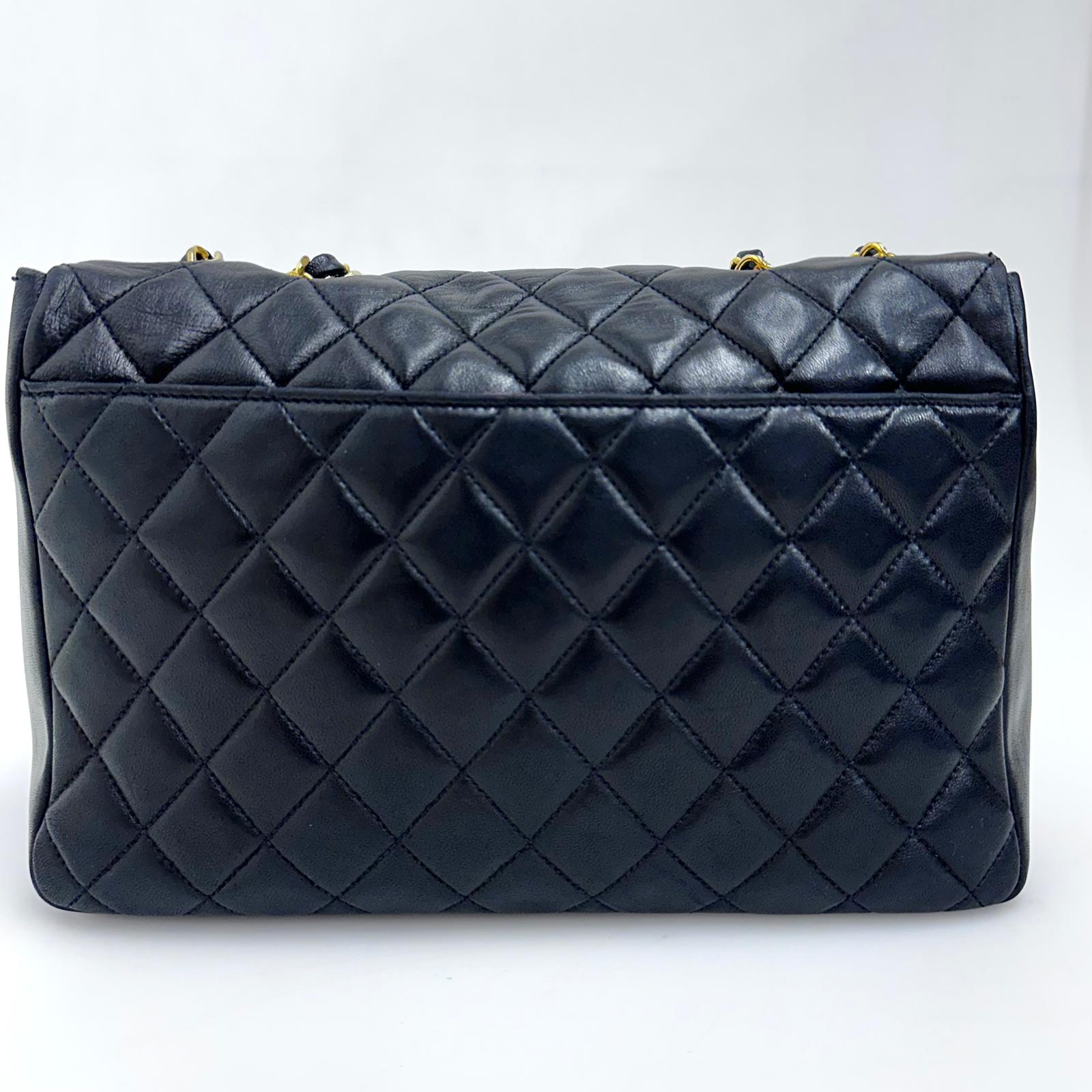 Chanel Borsa Classic Flap 25 in Pelle Nera con Finiture in Oro 24k