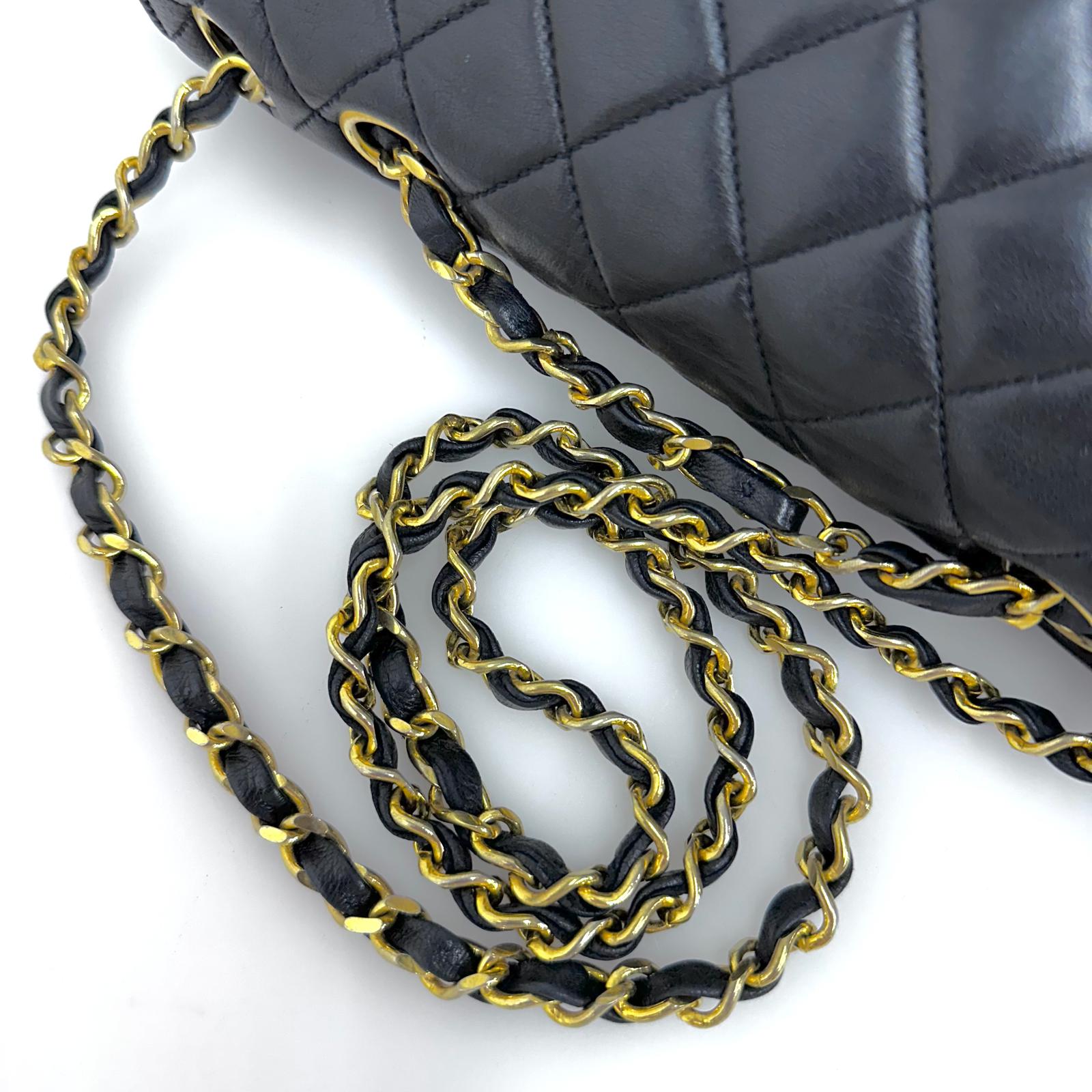 Chanel Borsa Classic Flap 25 in Pelle Nera con Finiture in Oro 24k