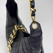 Chanel Borsa Hobo Vintage Matelassé Nera con Maxi Logo CC Dorato