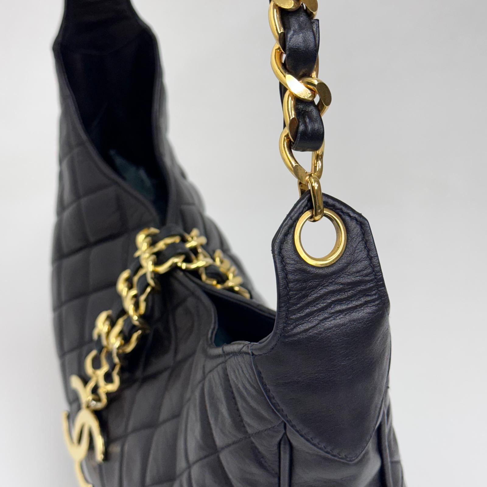 Chanel Borsa Hobo Vintage Matelassé Nera con Maxi Logo CC Dorato