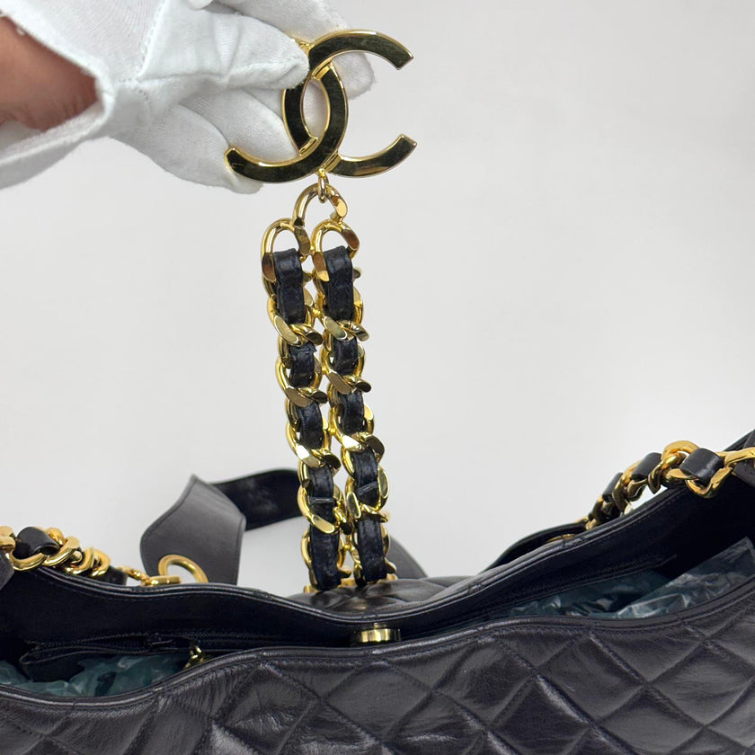 Chanel Borsa Hobo Vintage Matelassé Nera con Maxi Logo CC Dorato