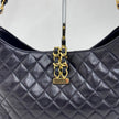 Chanel Borsa Hobo Vintage Matelassé Nera con Maxi Logo CC Dorato