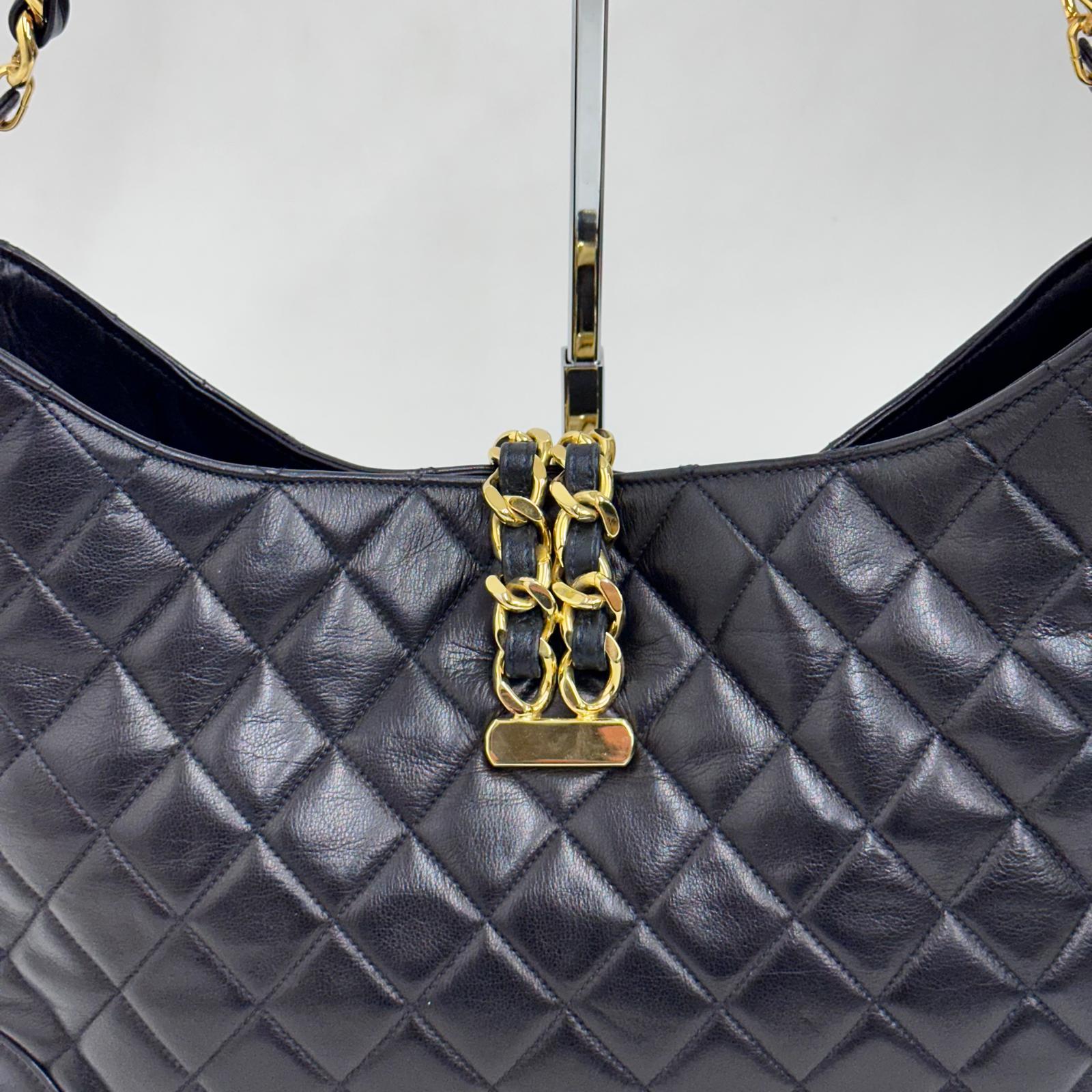 Chanel Borsa Hobo Vintage Matelassé Nera con Maxi Logo CC Dorato