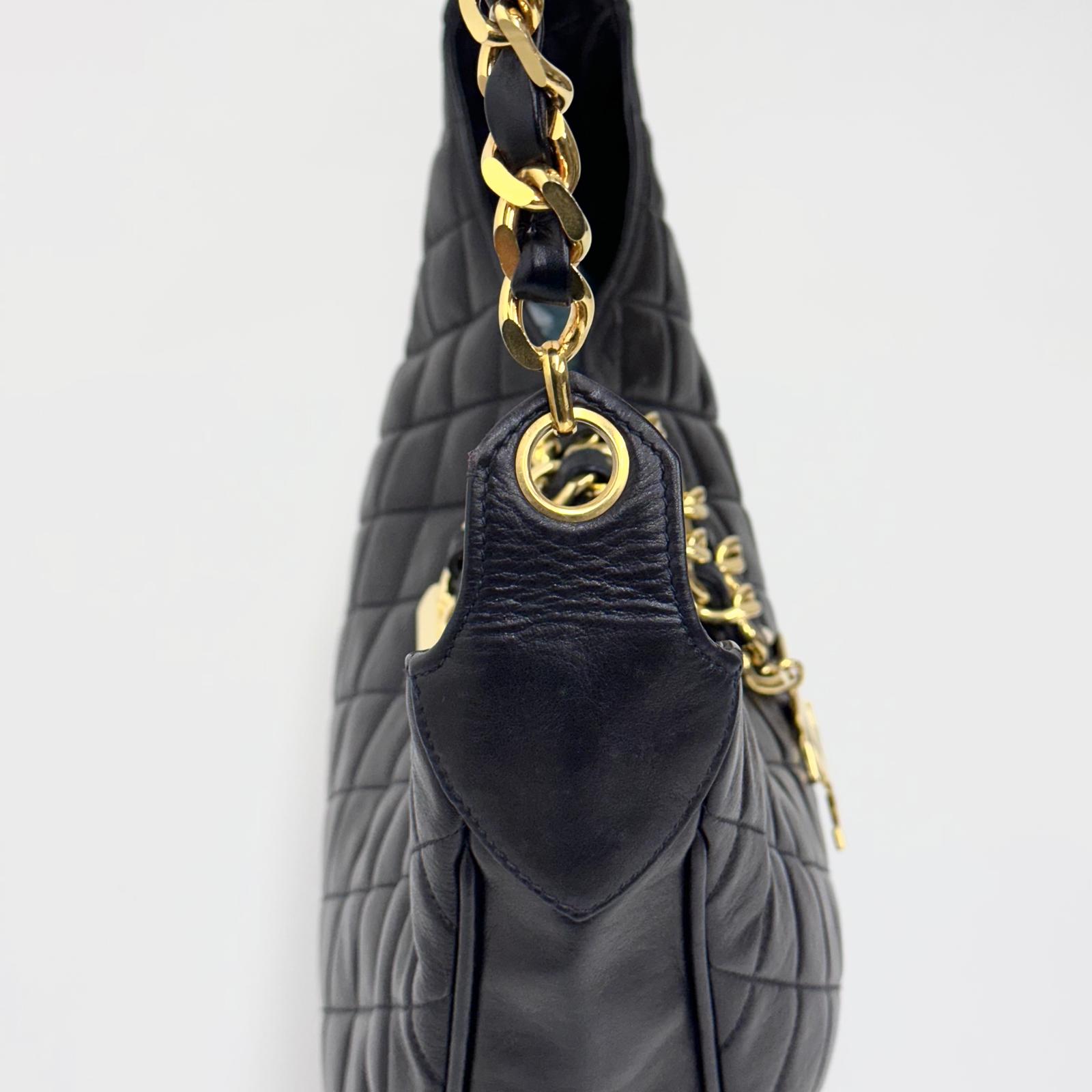 Chanel Borsa Hobo Vintage Matelassé Nera con Maxi Logo CC Dorato
