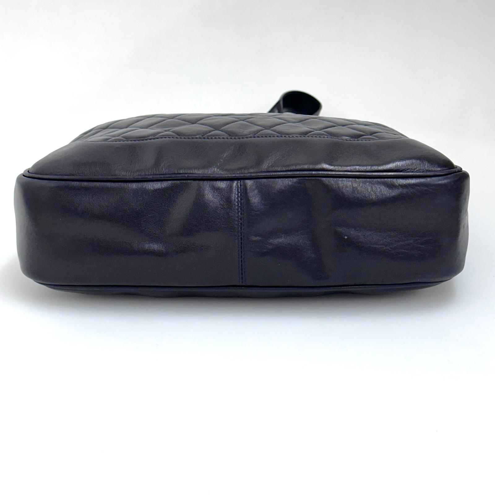 Chanel Borsa Hobo Vintage Matelassé Nera con Maxi Logo CC Dorato