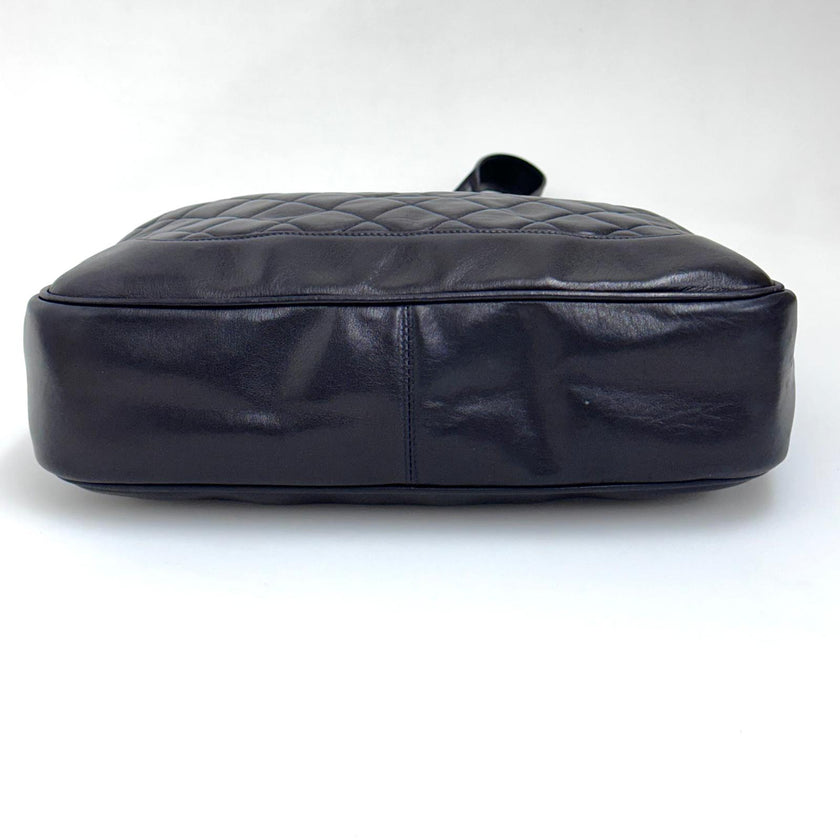 Chanel Borsa Hobo Vintage Matelassé Nera con Maxi Logo CC Dorato