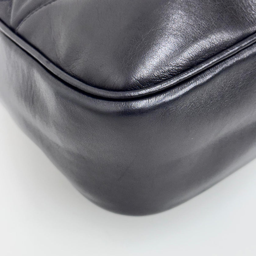 Chanel Borsa Hobo Vintage Matelassé Nera con Maxi Logo CC Dorato