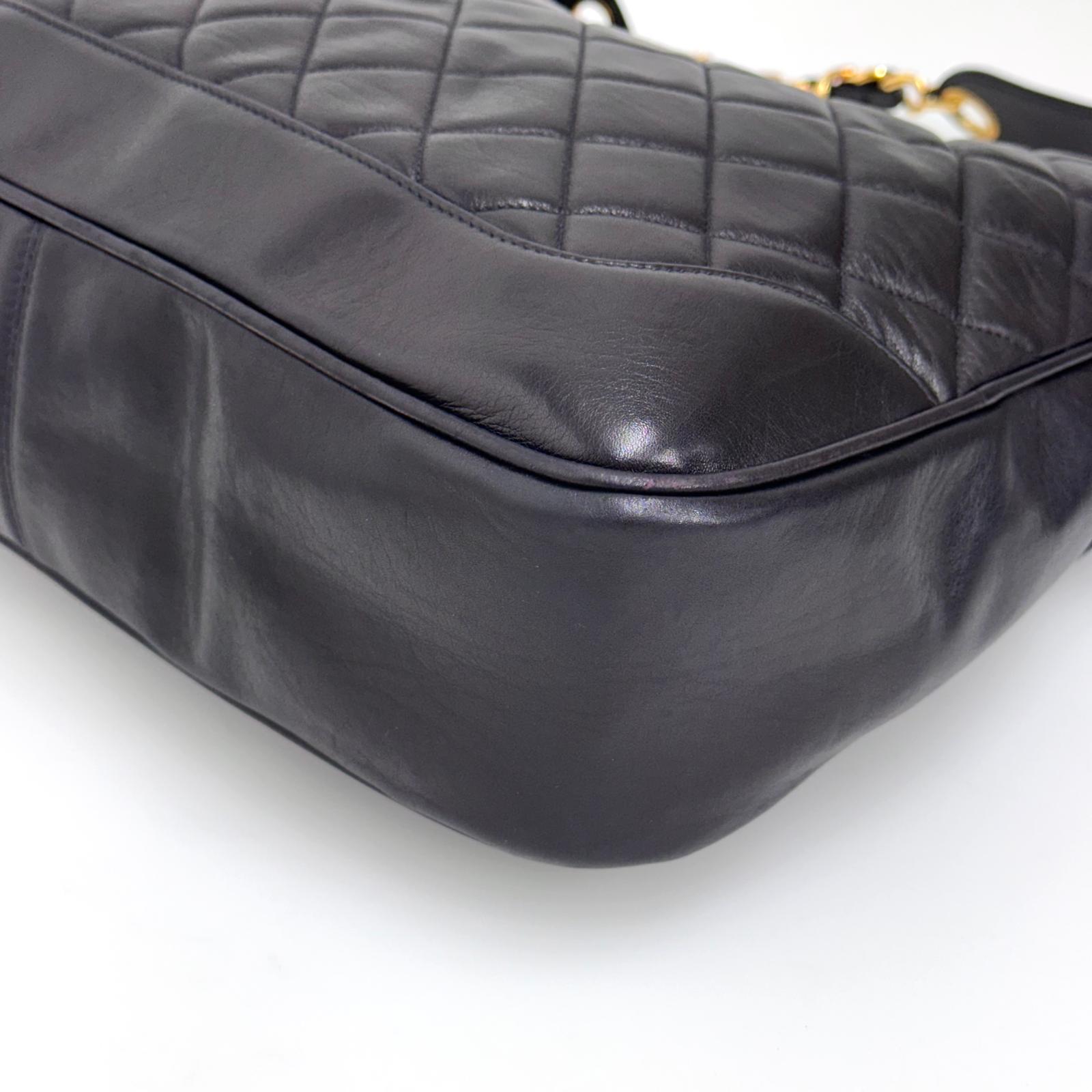 Chanel Borsa Hobo Vintage Matelassé Nera con Maxi Logo CC Dorato