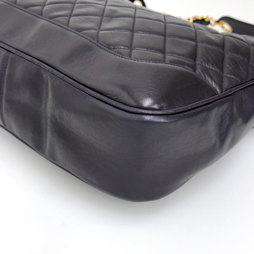 Chanel Borsa Hobo Vintage Matelassé Nera con Maxi Logo CC Dorato