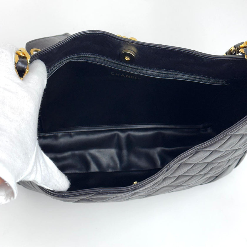 Chanel Borsa Hobo Vintage Matelassé Nera con Maxi Logo CC Dorato