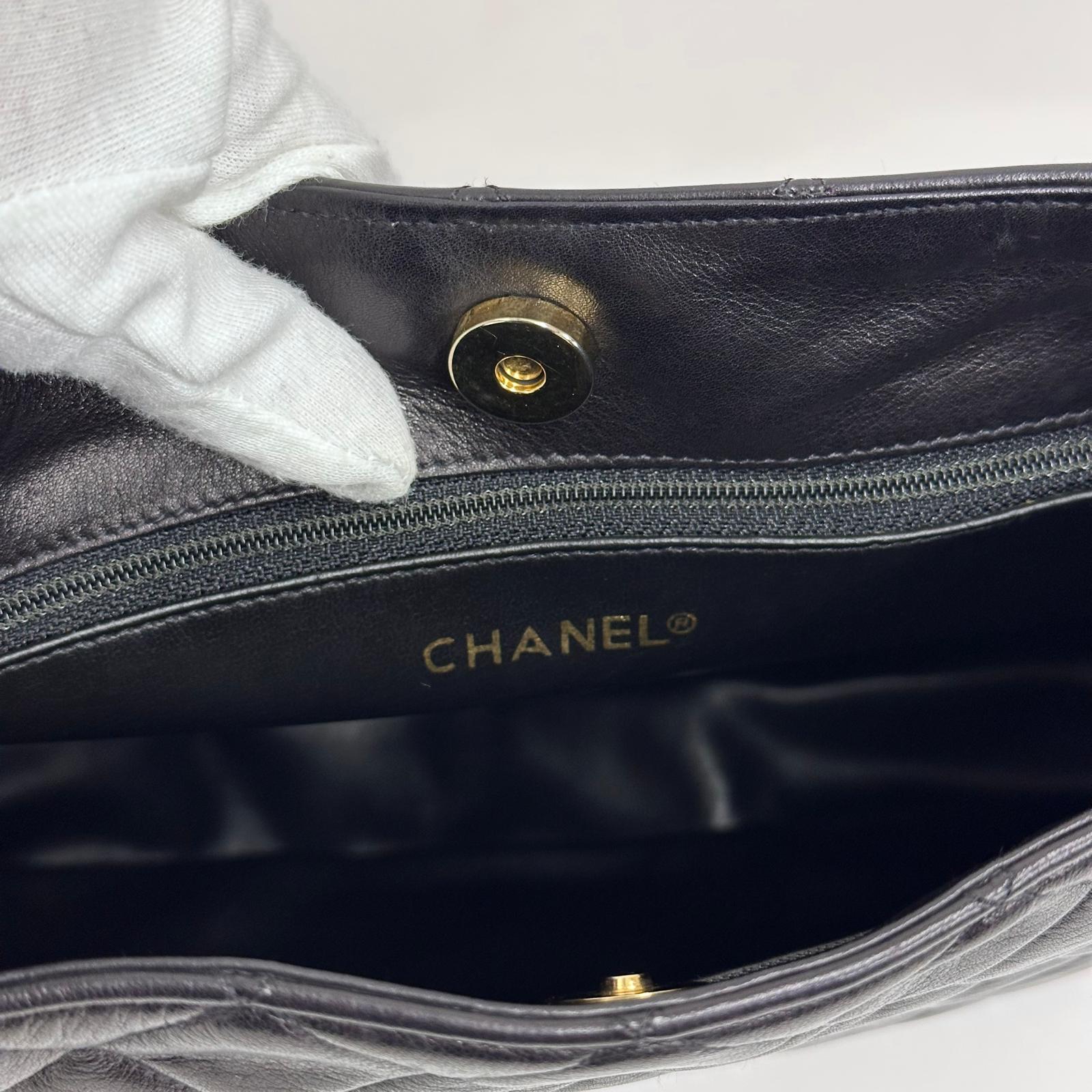 Chanel Borsa Hobo Vintage Matelassé Nera con Maxi Logo CC Dorato