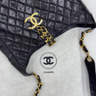 Chanel Borsa Hobo Vintage Matelassé Nera con Maxi Logo CC Dorato