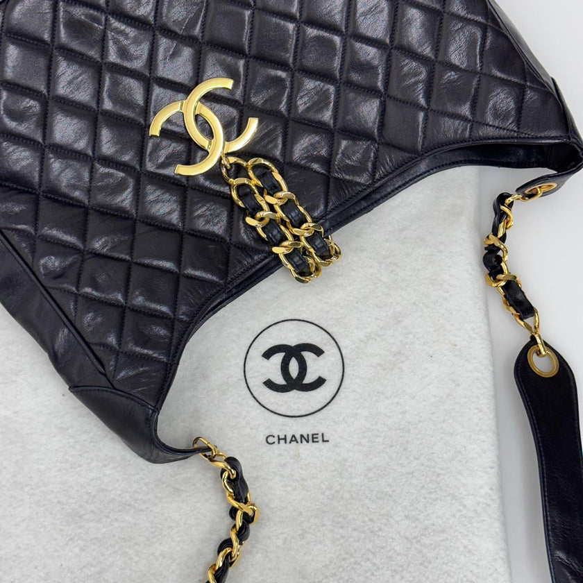Chanel Borsa Hobo Vintage Matelassé Nera con Maxi Logo CC Dorato
