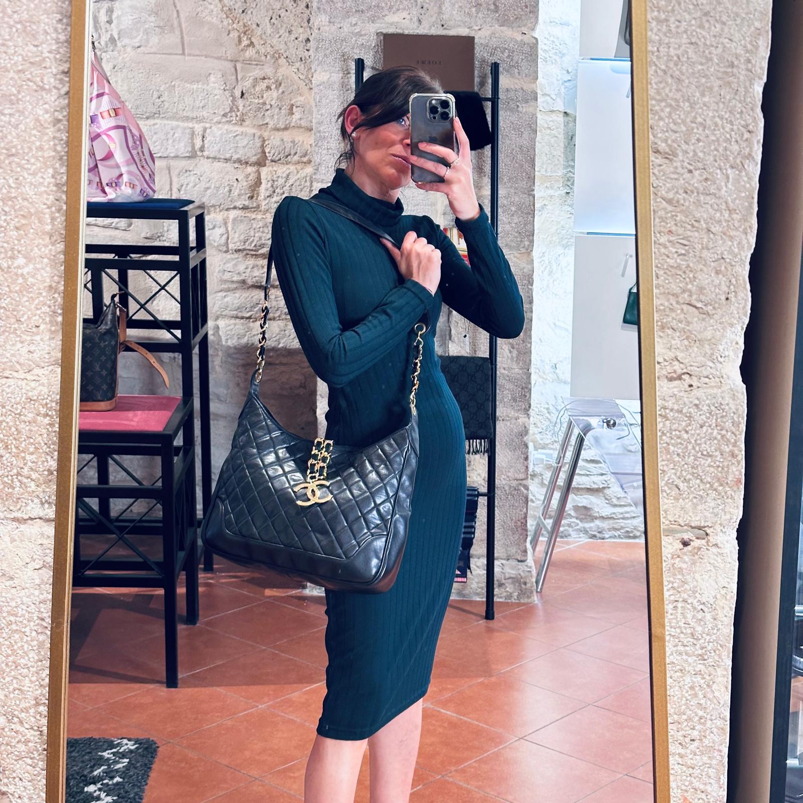 Chanel Borsa Hobo Vintage Matelassé Nera con Maxi Logo CC Dorato