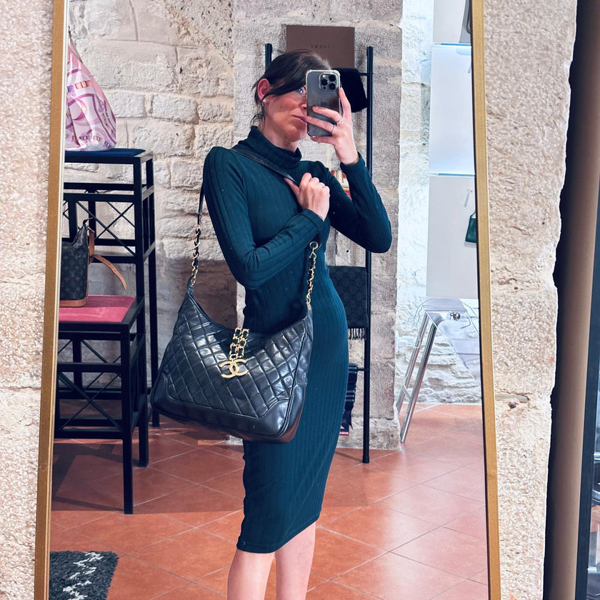 Chanel Borsa Hobo Vintage Matelassé Nera con Maxi Logo CC Dorato