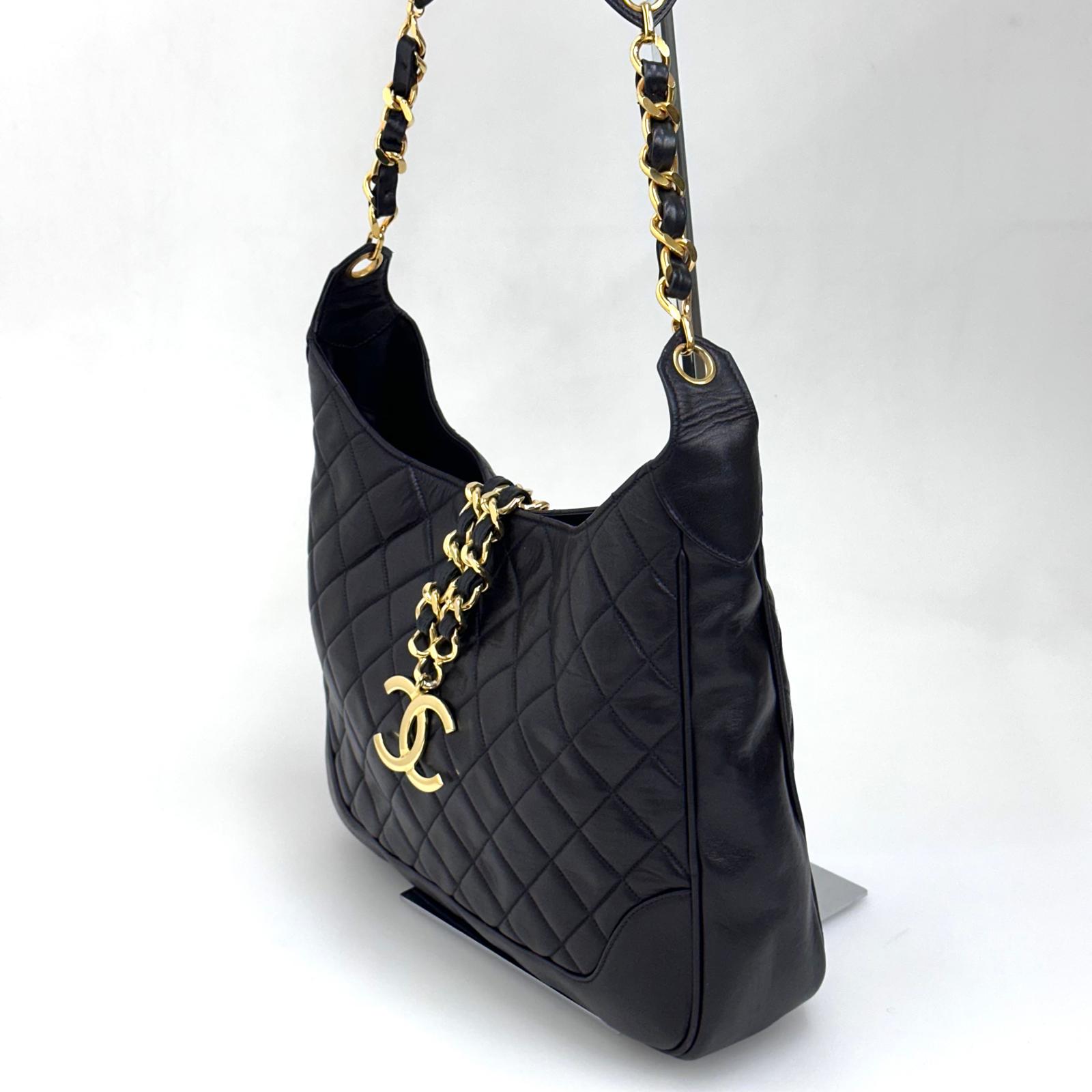 Chanel Borsa Hobo Vintage Matelassé Nera con Maxi Logo CC Dorato