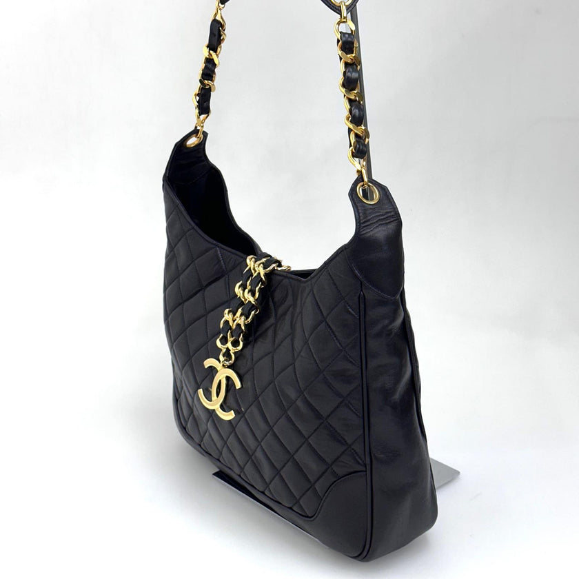 Chanel Borsa Hobo Vintage Matelassé Nera con Maxi Logo CC Dorato