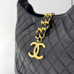 Chanel Borsa Hobo Vintage Matelassé Nera con Maxi Logo CC Dorato