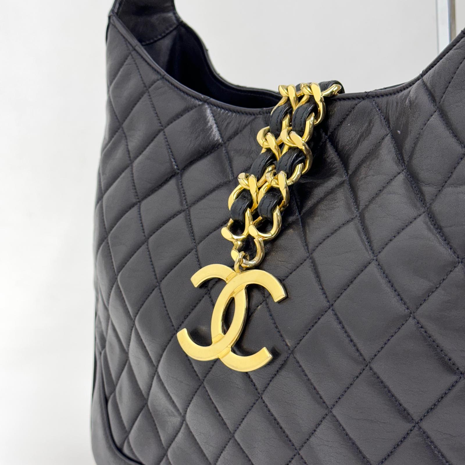 Chanel Borsa Hobo Vintage Matelassé Nera con Maxi Logo CC Dorato