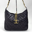 Chanel Borsa Hobo Vintage Matelassé Nera con Maxi Logo CC Dorato