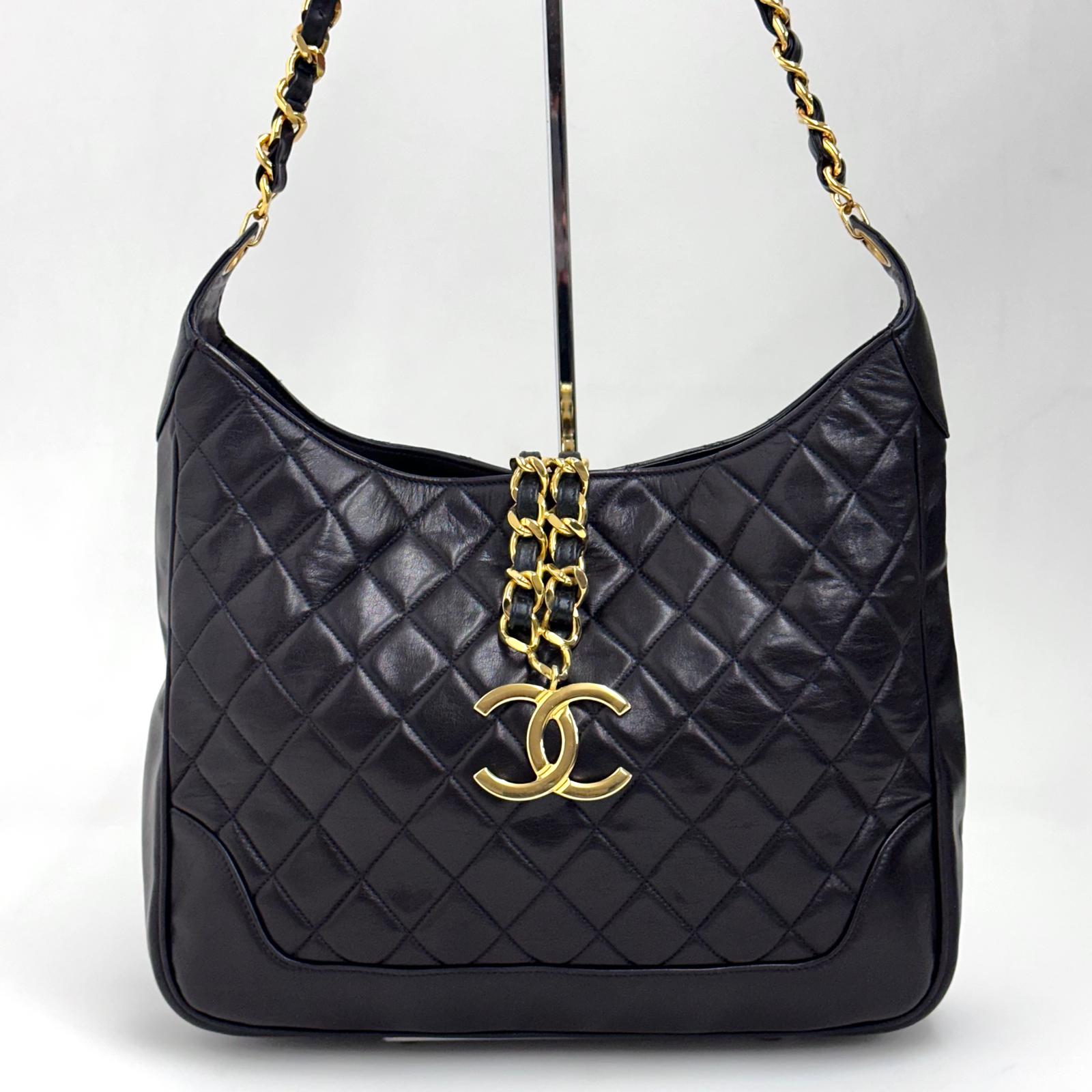 Chanel Borsa Hobo Vintage Matelassé Nera con Maxi Logo CC Dorato