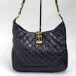 Chanel Borsa Hobo Vintage Matelassé Nera con Maxi Logo CC Dorato