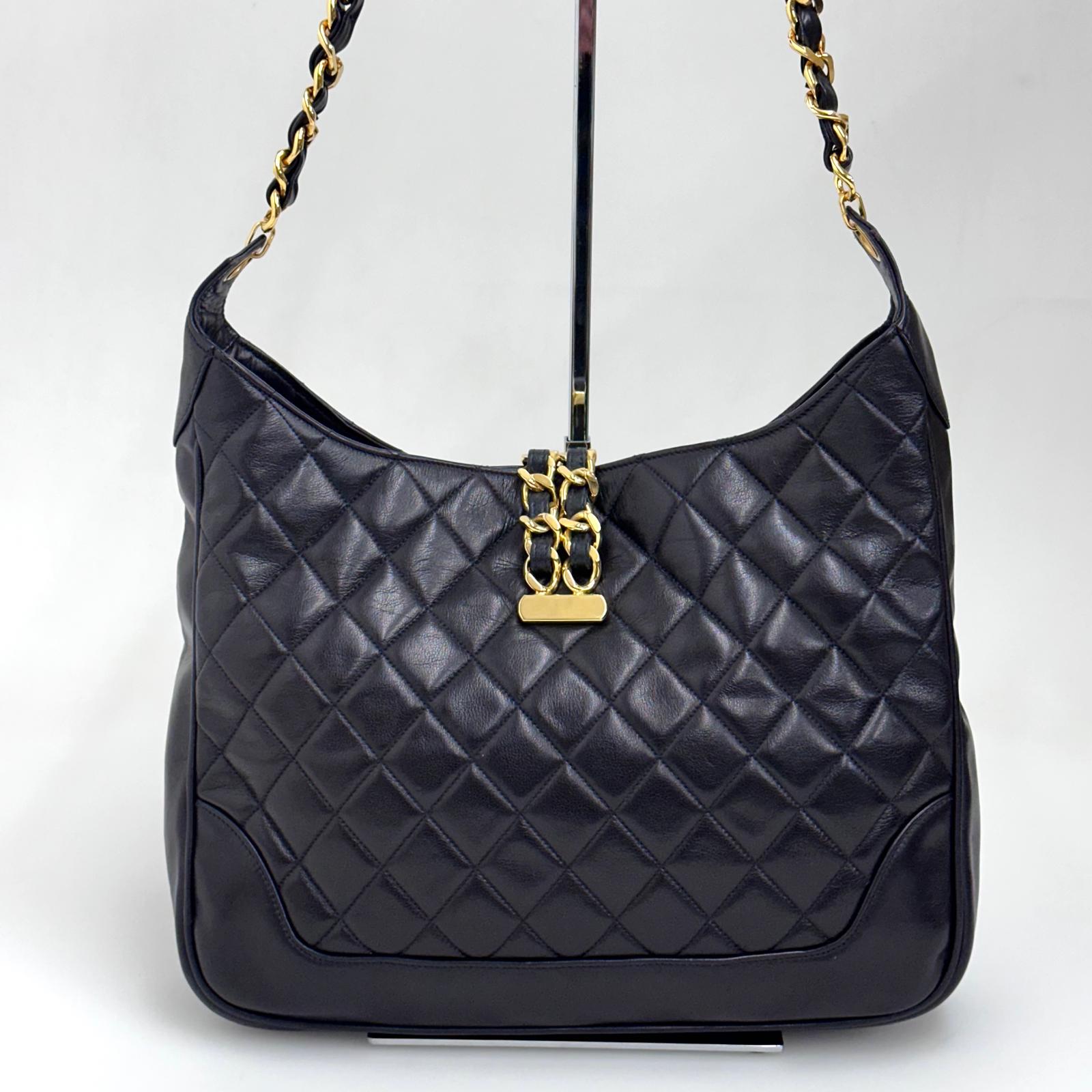 Chanel Borsa Hobo Vintage Matelassé Nera con Maxi Logo CC Dorato