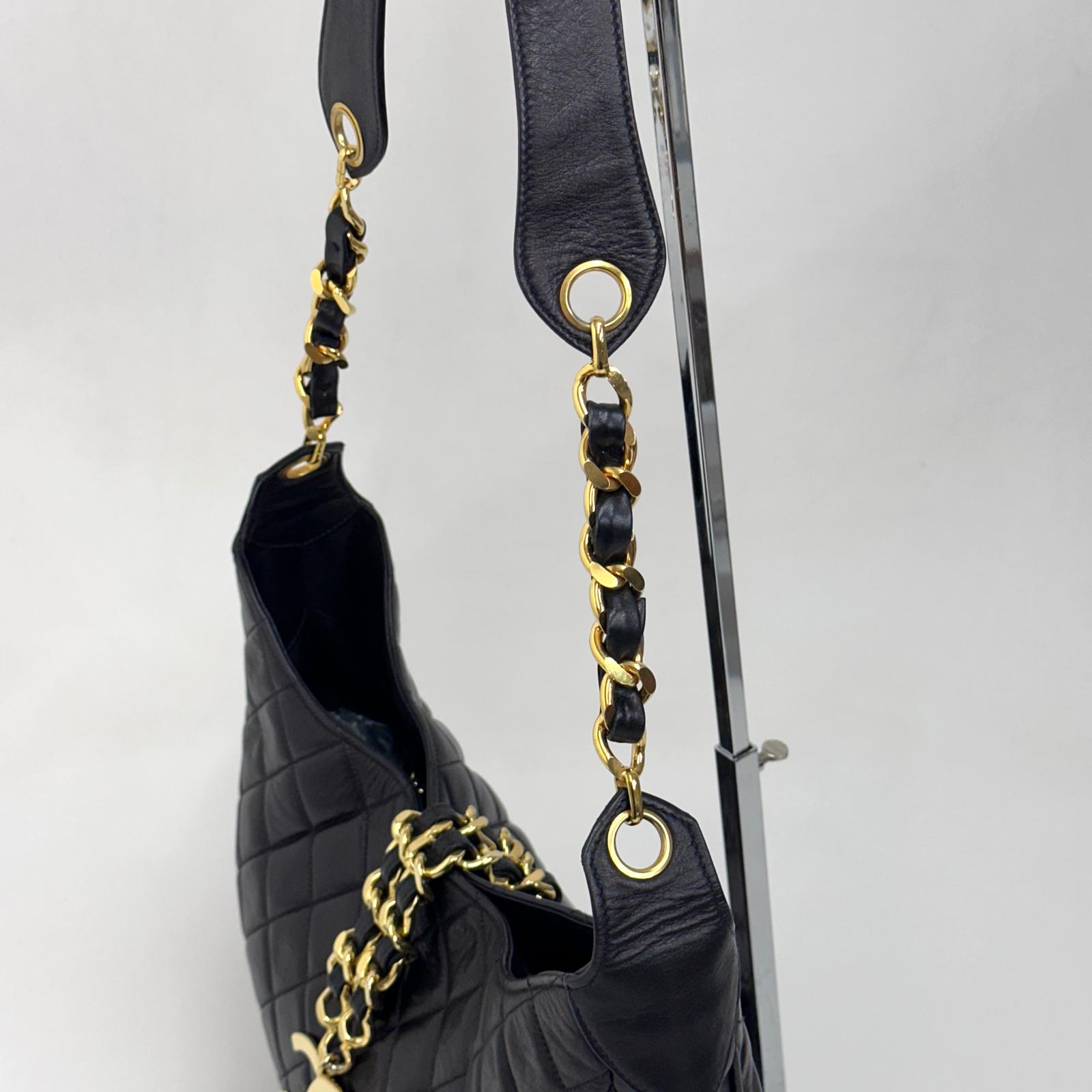 Chanel Borsa Hobo Vintage Matelassé Nera con Maxi Logo CC Dorato