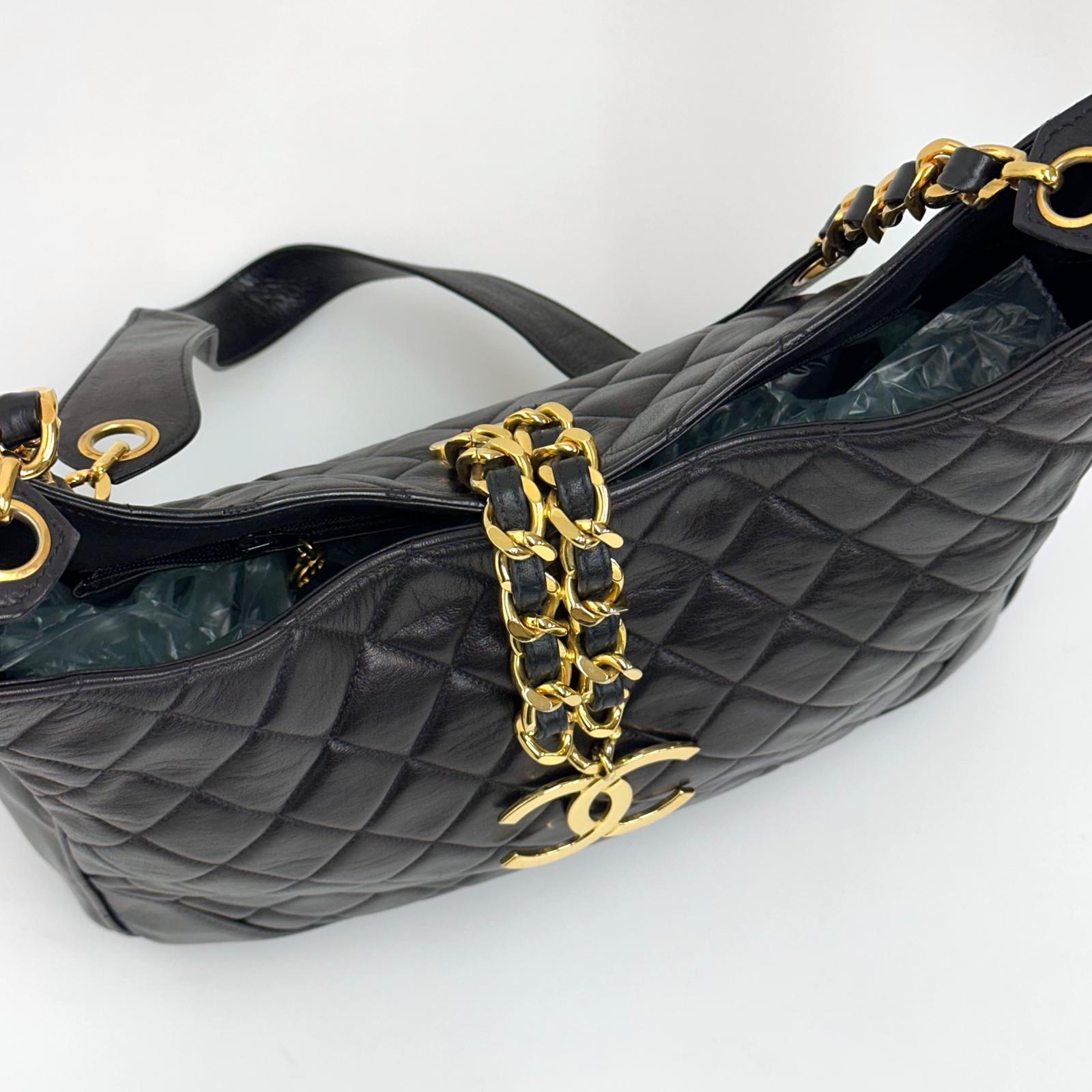 Chanel Borsa Hobo Vintage Matelassé Nera con Maxi Logo CC Dorato