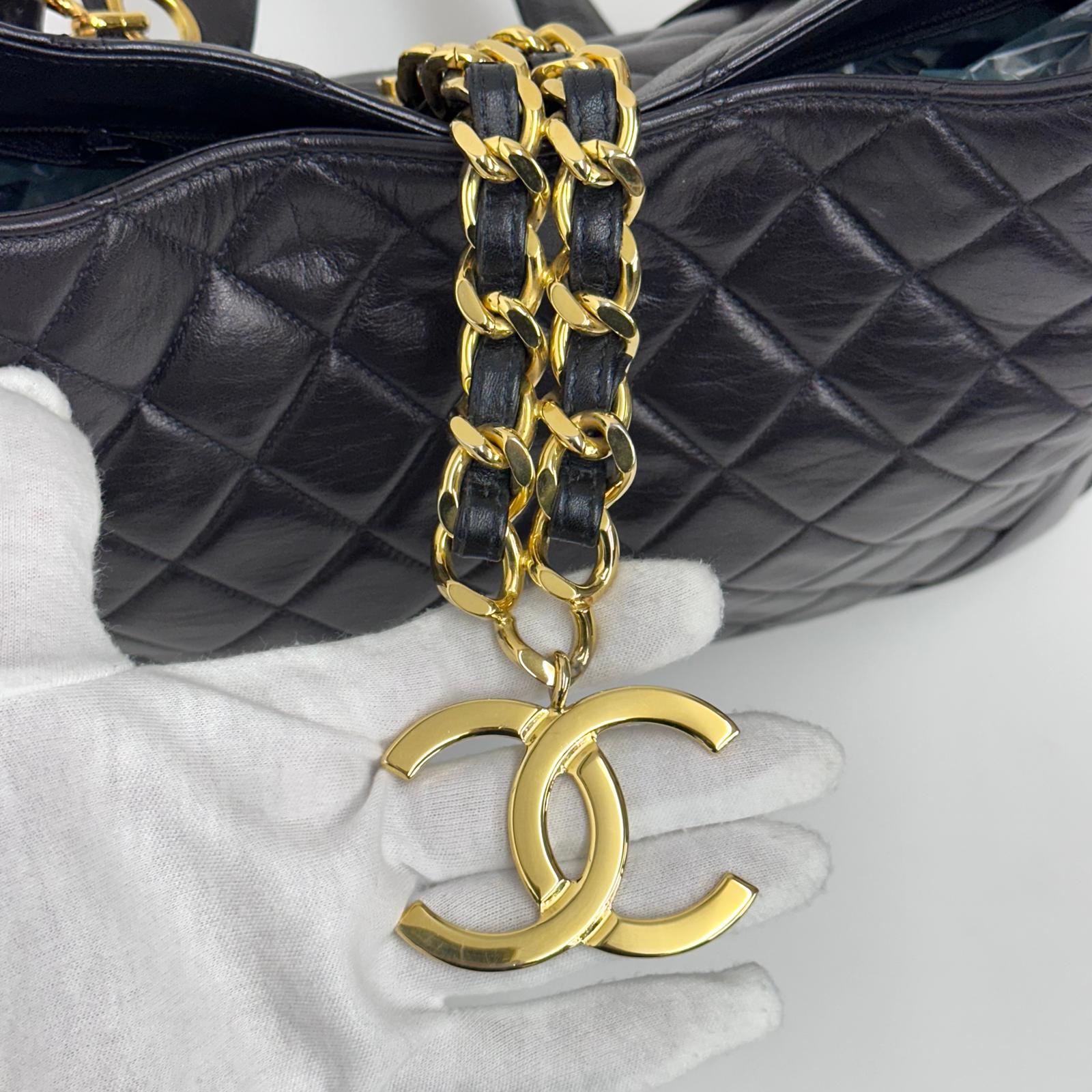 Chanel Borsa Hobo Vintage Matelassé Nera con Maxi Logo CC Dorato
