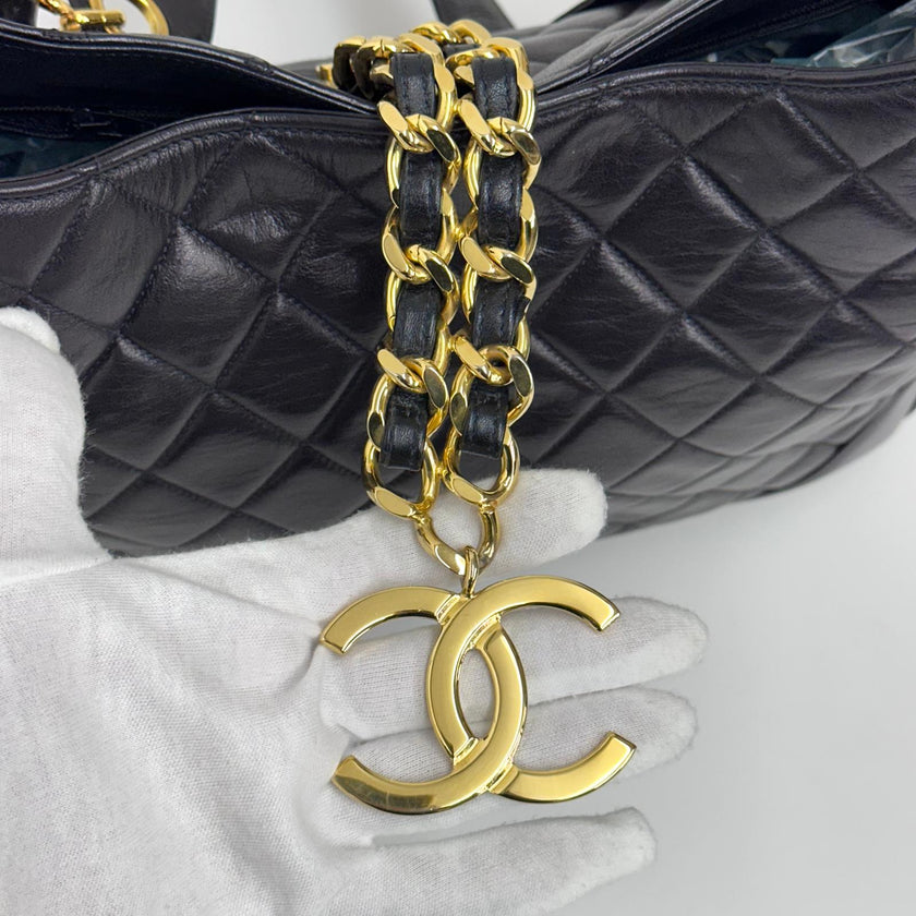Chanel Borsa Hobo Vintage Matelassé Nera con Maxi Logo CC Dorato