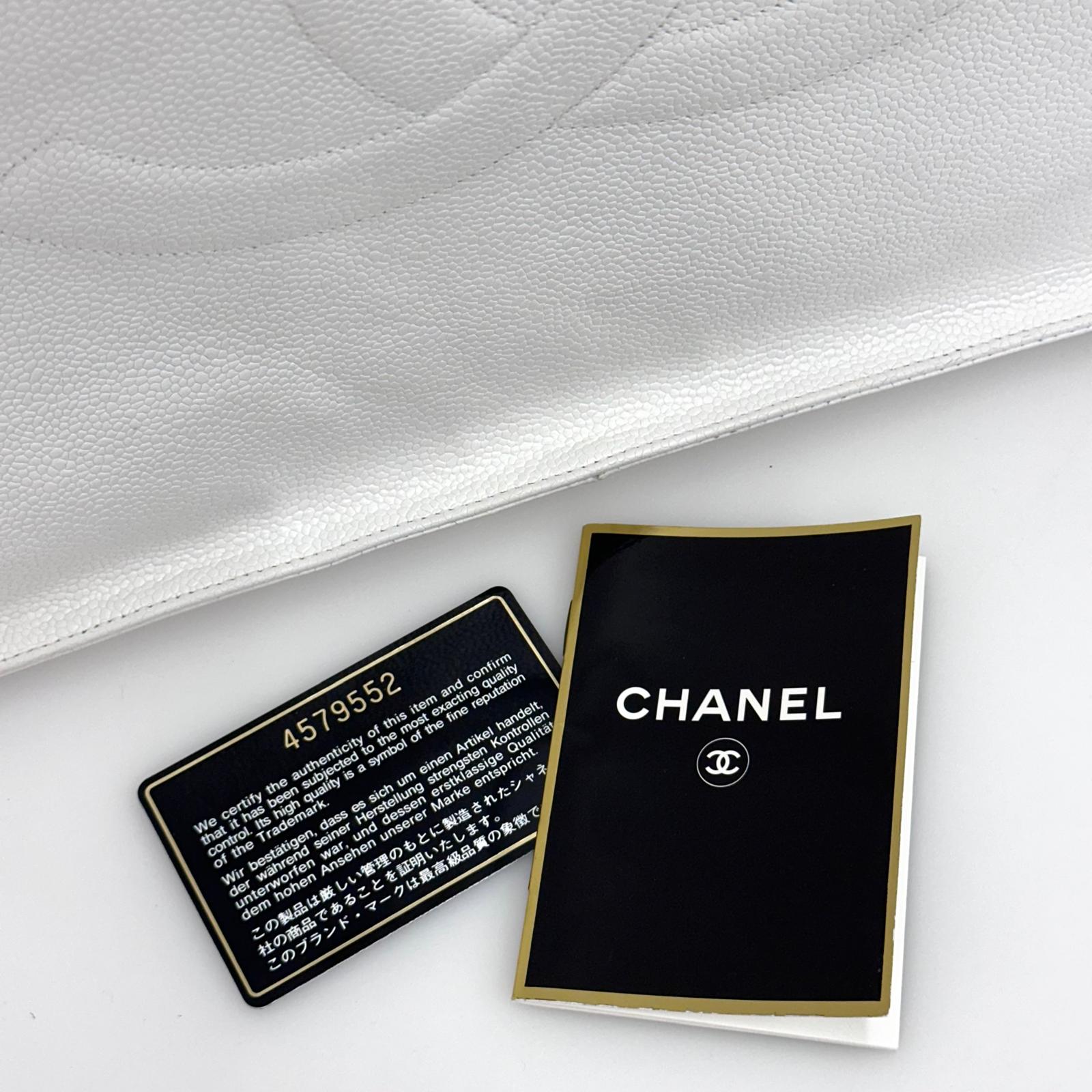 Chanel Borsa Shopping Tote CC Caviar Bianca
