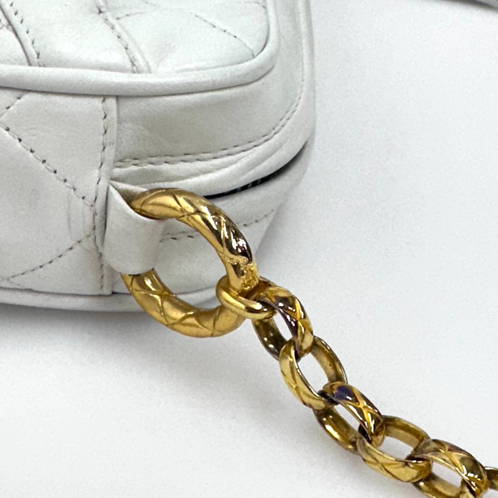 Chanel Borsa Vintage Camera Bag Bianca con Nappina