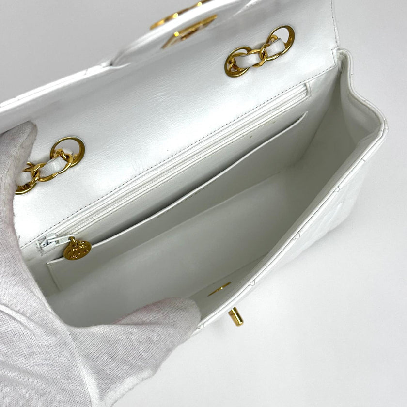 Chanel Borsa Vintage Classic Flap bianca in pelle matelassé
