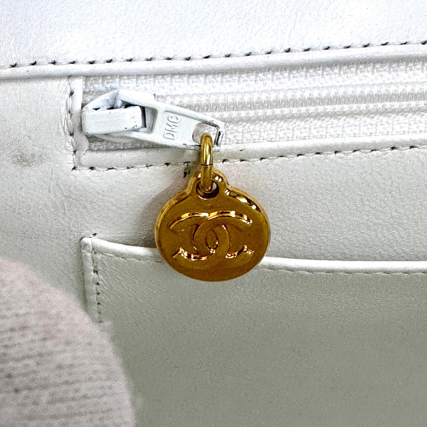 Chanel Borsa Vintage Classic Flap bianca in pelle matelassé