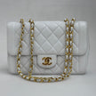 Chanel Borsa Vintage Classic Flap bianca in pelle matelassé